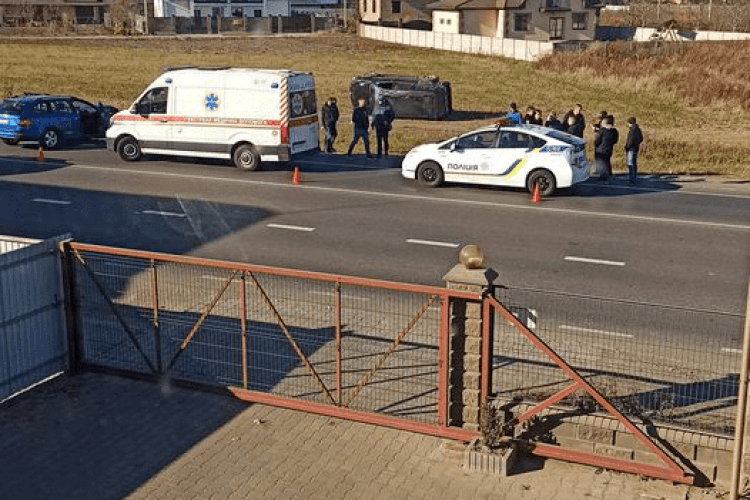 ДТП у Рованцях: перекинувся автомобіль