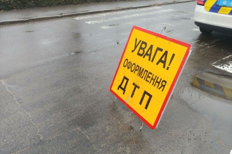 У Рівному «поцілувались» два легковики (Фото)