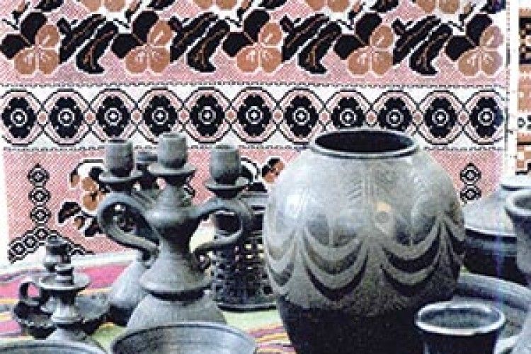 ВІКНО РУБРИКИ: спішіть побачити — сто рушників Галини  і Світлани Махонюк та кераміку Володимира Кусика