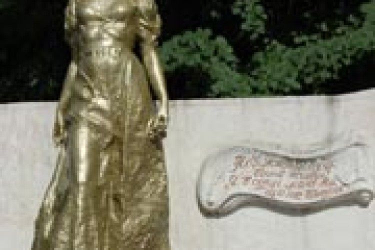 ЛЕСЯ УКРАЇНКА ДИВИТЬСЯ З ДОКОРОМ НА НАС