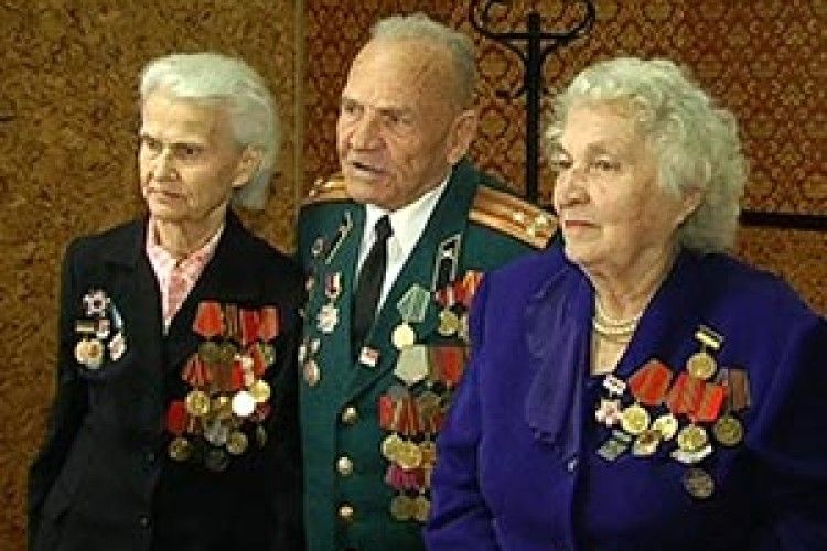 У 90 ДЕКЛАМУЮТЬ ВІРШІ,  СПІВАЮТЬ І... ТАНЦЮЮТЬ