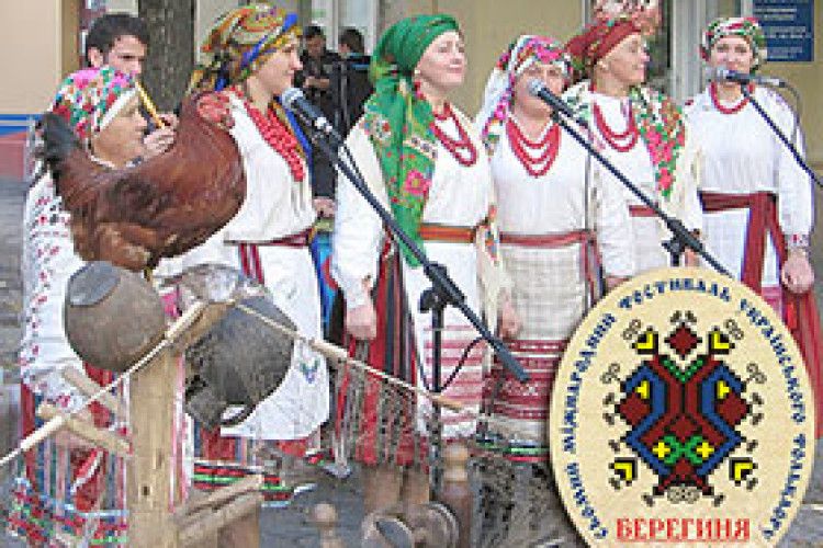 «БЕРЕГИНЯ» ЗВЕСЕЛЯЛА  ОБЖИНКАМИ ТА ВЕСІЛЛЯМИ