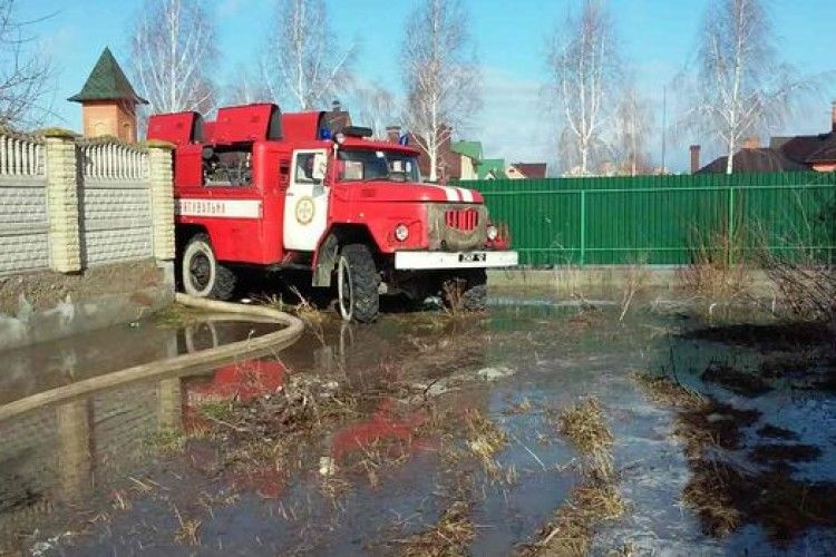 У Луцьку рятувальники відкачують талу воду з підтопленої території