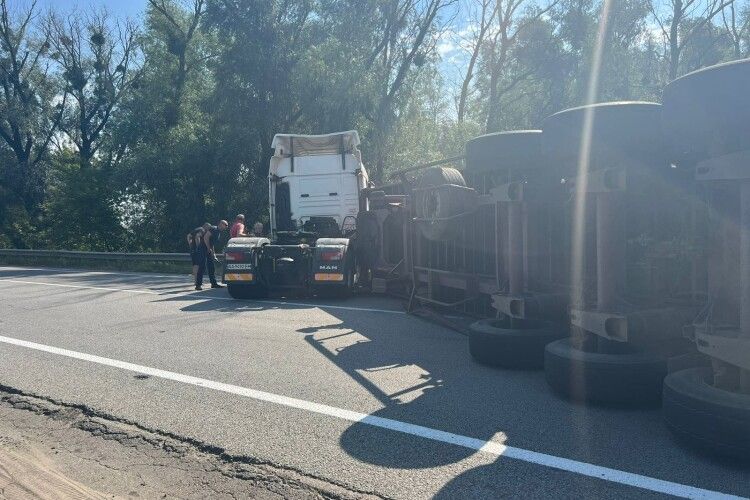 На Рівненщині фура перегородила швидкісну трасу