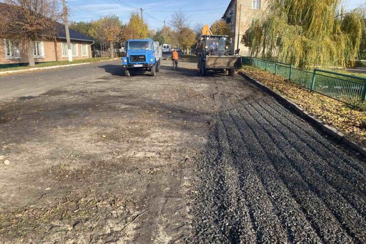 У селищі на Волині власними силами облаштували паркувальні майданчики