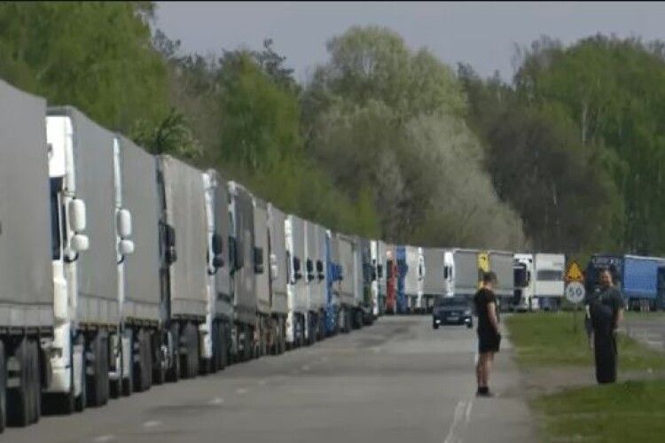 Блокування портів спровокувало колапс на сухопутних ПП: найбільші черги – на Волині 