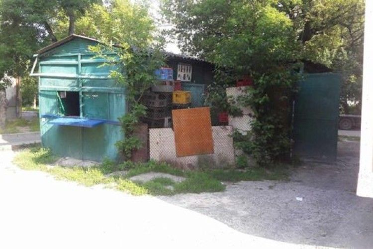 У Луцьку департамент муніципальної поліції демонтовує незаконні споруди (фото)