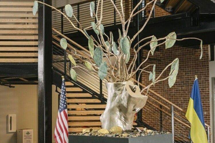 Гілки пам'яті: в американському місті Шамблі презентували арт-об’єкт «Дерево Ковеля» 