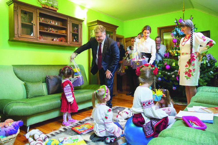 До уродженки села Ветли Любешівського району на чай приїхав Президент України з дружиною (Відео)