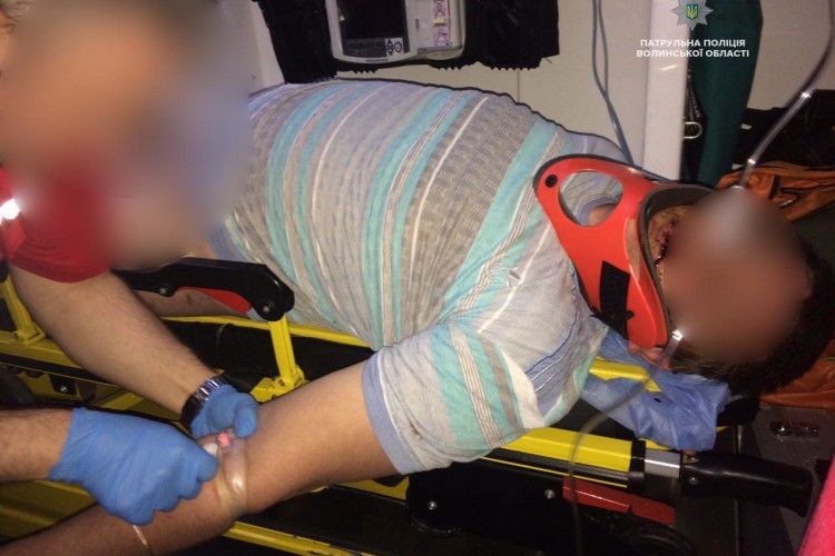 Патрульні не дали померти чоловікові, який ймовірно, випав з 4 поверху