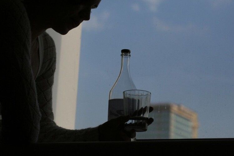 Купили на ринку алкоголь на розлив: у Росії за кілька днів померли 18 людей від отруєння спиртом