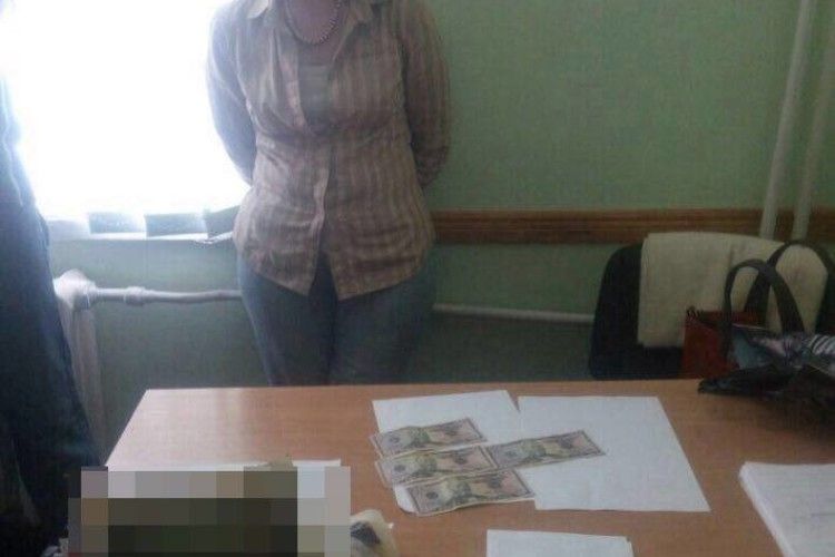 Пані доцентку взяли «на гарячому» – вимагала вісім тисяч за успішний захист дипломної (фото)