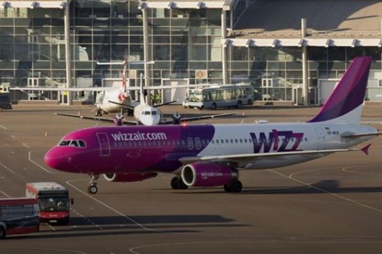 У пасажирський літак влучила блискавка