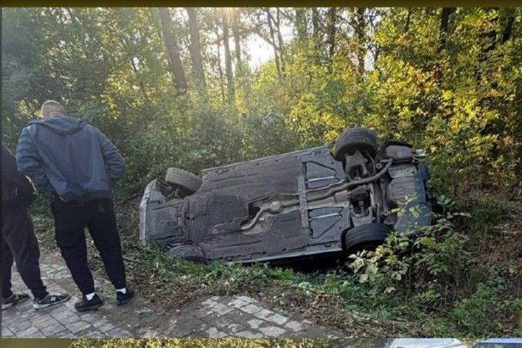 У Луцькому районі від потужного удару автівка злетіла у кювет