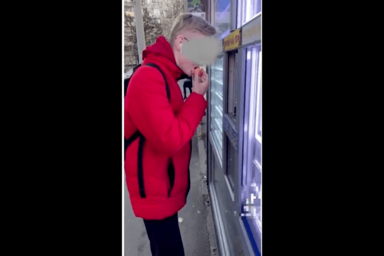 Юний тіктокер задля відео їв яблуко і плював ним у продавців (Відео моменту)