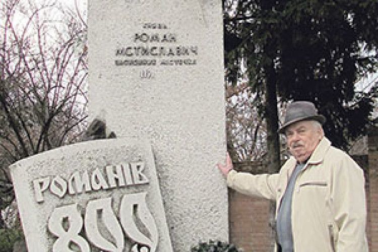 «ЯКЩО НЕ БУДЕТЕ ПО-СПРАВЖНЬОМУ ЦІЛУВАТИСЯ, ТО ВИЖЕНУ З ТЕАТРУ»