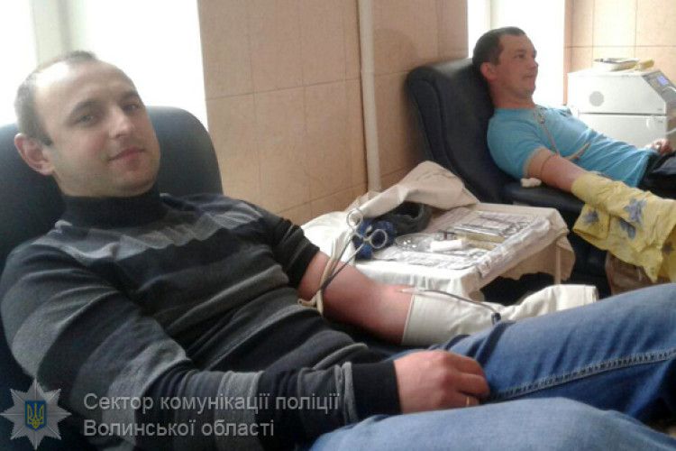 Ковельські поліцейські рятували постраждалих у ДТП власною кров’ю (фото)