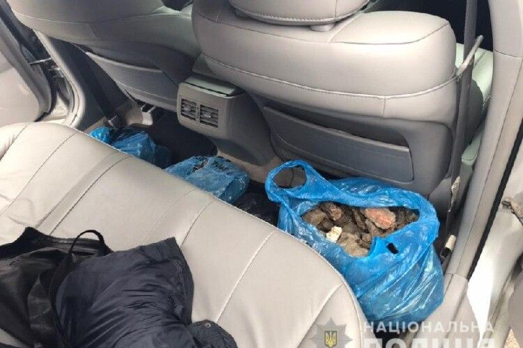 У Рафалівці впіймали скупника бурштину-сирцю на «Toyota Camry» (фото)
