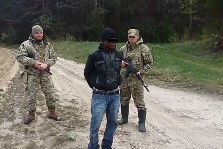 Нелегала з Коморських островів затримали на Волині