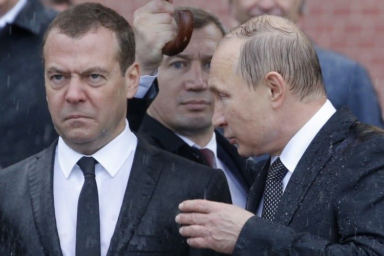 Мокрі та бридкі – виклали вражаюче фото Путіна та Медведєва під дощем