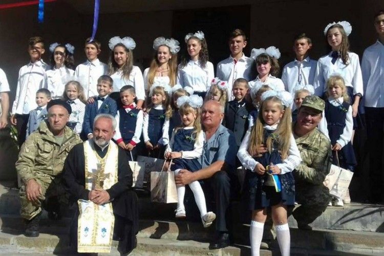 Діток загиблих в АТО Героїв відвели до школи військові комісари (фото)