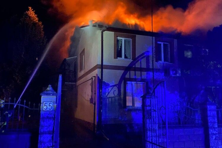 У Рівному під ранок горів будинок (Фото)