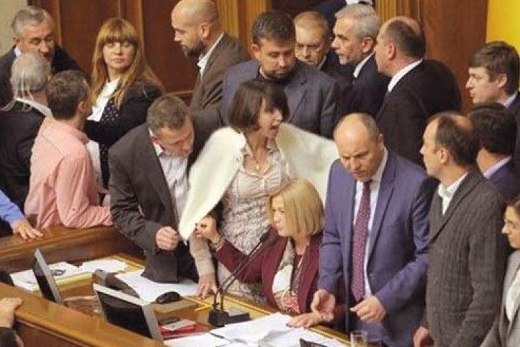 Бої за Донбас перенеслися в парламент