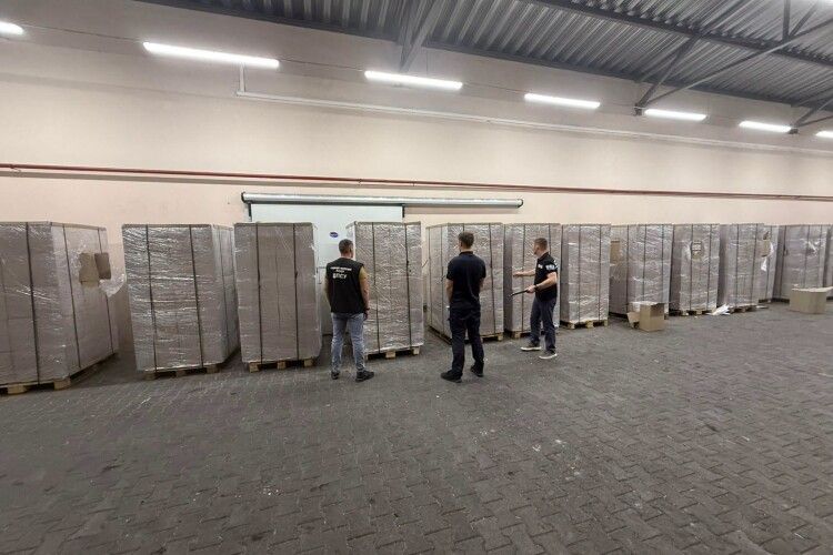 «Проколовся» на вагах: на Буковині у фурі з полуницею знайшли неочікуваний вантаж