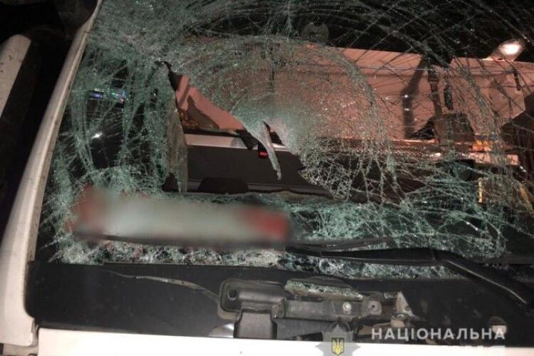Не було шансів вижити: 16-річний хлопець стрибнув з мосту на лобове скло вантажівки 
