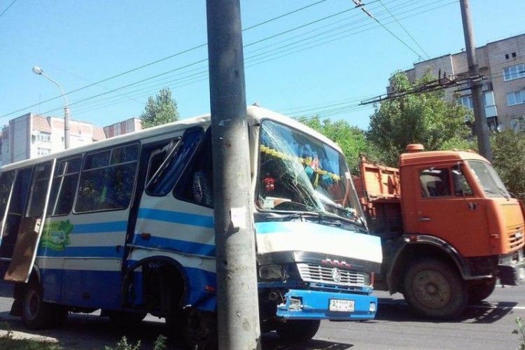 Маршрутка «Рівне-Луцьк» врізалася у стовп (фото)