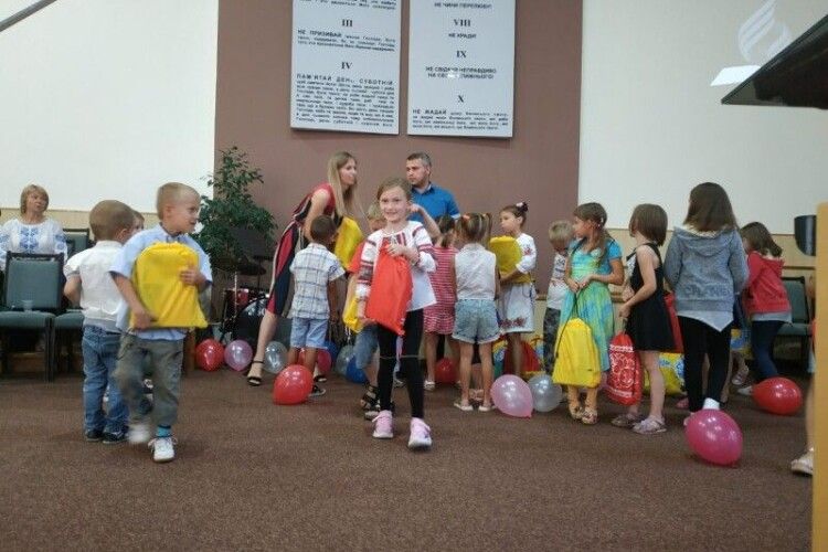 У Луцьку 30 дітей отримали шкільне приладдя в рамках благодійної акції
