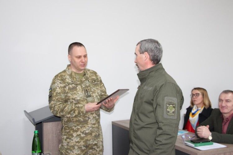 Підвіз на блокпост: на Волині тракторист допоміг затримати втікача з Білорусії 