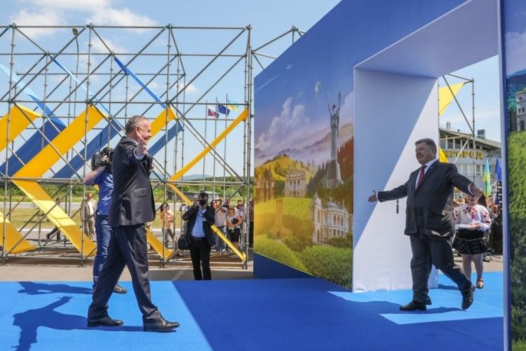 Порошенко власноруч відчинив двері в Європу й заходився обіймати Кіску (фото)