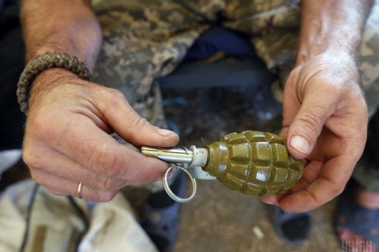В Одеській області невідомі підкинули жінці у двір гранату