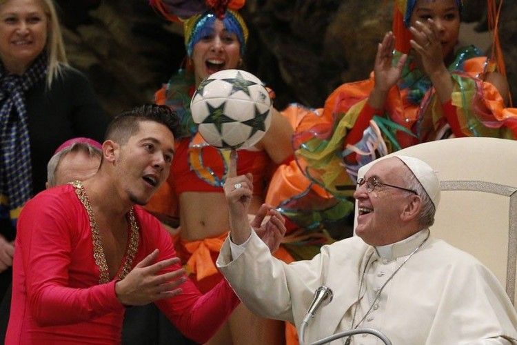 Папа Римський виявився вправним циркачем (відео)