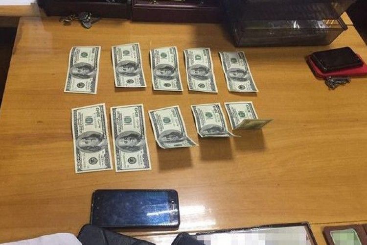 Комісар хотів 1 тисячу доларів, а йому скрутили руки (фото)