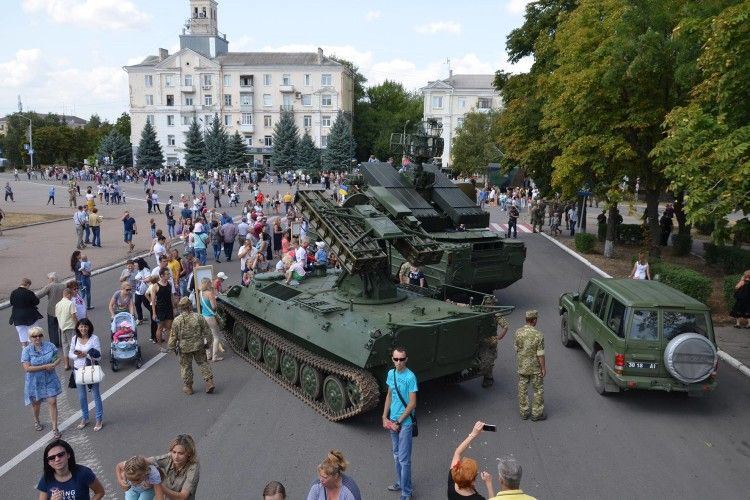 У Краматорську на День Незалежності діти гралися із військовою технікою (фото)