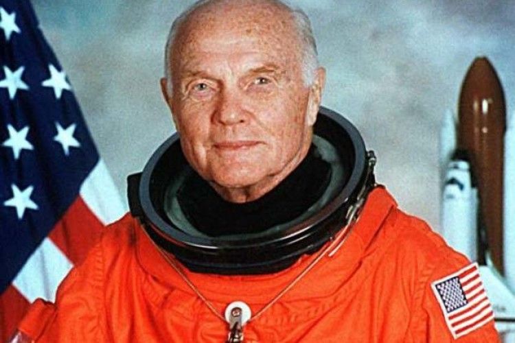 Зупинилося серце першого астронавта США