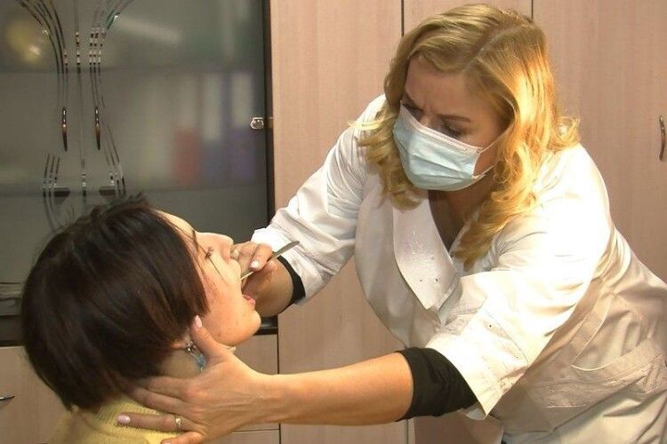 Де і чим в Луцьку щеплюють від коронавірусу неповнолітніх