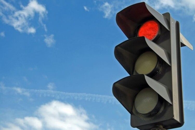 У Луцьку водій вирішив проскочити на «червоний» та попався