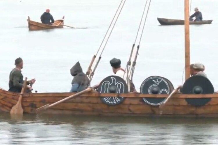 Фестиваль прадавніх човнів у Рівному триває під зливою