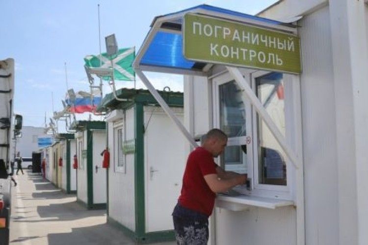 У ФСБ РФ заявляють, що затримали українку за пістолет батька