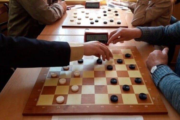 Українець Артем Іванов виграв міжнародний турнір з шашок-100