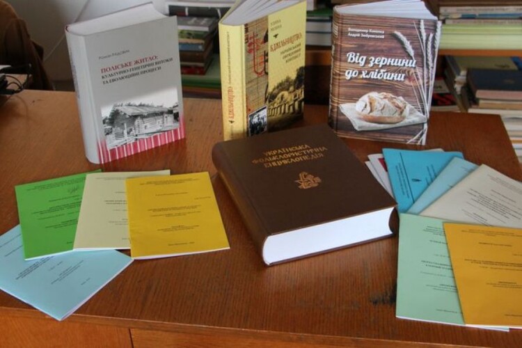 Докторка наук подарувала волинській бібліотеці свої книжки