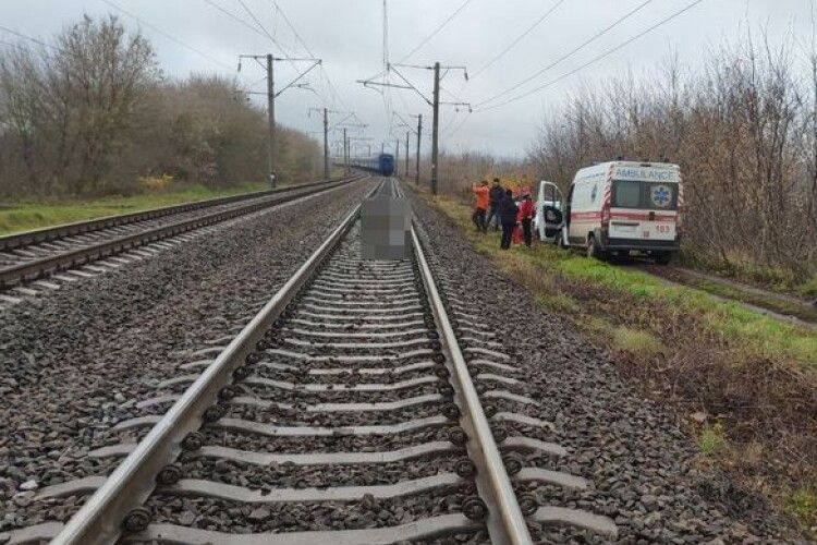 На Рівненщині під колесами поїзда загинув чоловік