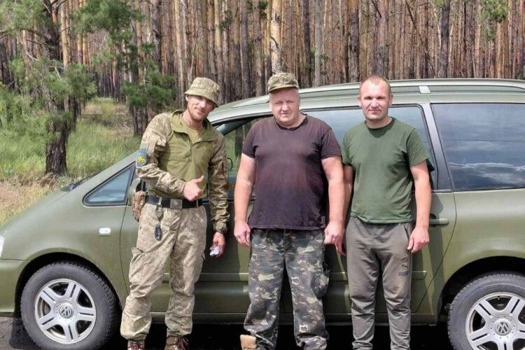 Працівники Любешівської селищної ради віддали одноденний заробіток на авто для воїна-земляка