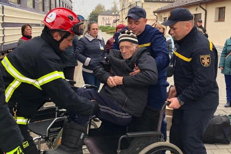 До Луцька привезли жителів геріатричного пансіонату з Харківщини (Фото)