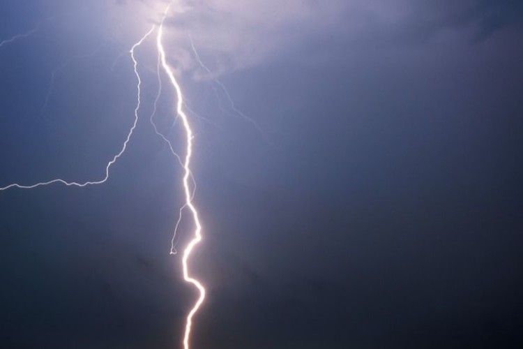 Учора на Рівненщині блискавка підпалила будинок і декілька сараїв