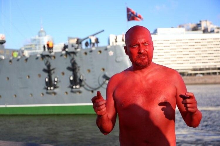 З нагоди річниці Жовтневого перевороту росіянин облився червоною фарбою й поліз купатися біля крейсера «Аврора»