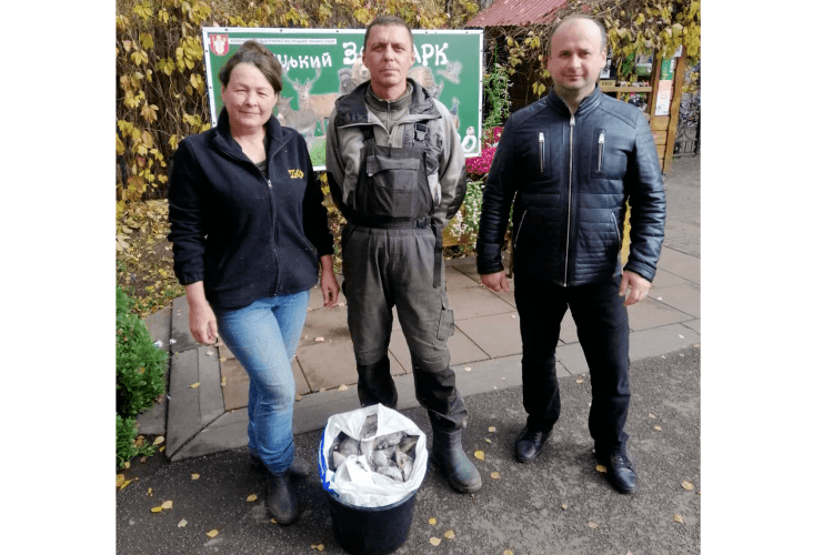 Мешканці Луцького зоопарку отримали «браконьєрські» ласощі від волинських рибоохоронців
